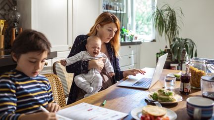 Ce nouveau confinement avec une semaine de télétravail et d'école à la maison puis des vacances de Pâques communes à tous, cela commence à devenir vraiment difficile pour les enfants et leurs parents. Illustration (MARKO GEBER / DIGITAL VISION / GETTY IMAGES)