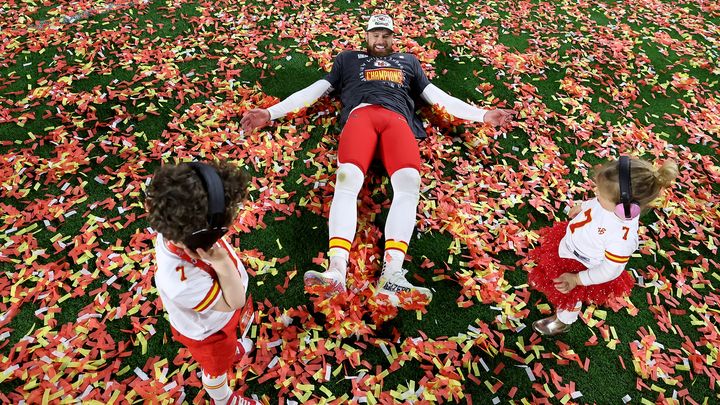 Harrison Butker, auteur du coup de pied victorieux pour les Kansas City Chiefs, célèbre la victoire en famille, le 13 février 2023. (GREGORY SHAMUS / AFP)