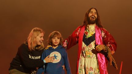 Jared Leto de Thirty Seconds To Mars en grand gourou des foules à Rock en Seine samedi soir. Son show monumental s'est terminé en apothéose, entouré de sa horde de fans sous une pluie de confettis. (Lire le compte-rendu détaillé de cet incroyable show)
 (Gilles Scarella / FTV)