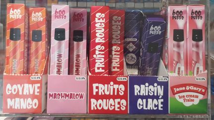 Des "puff", cigarettes électroniques jetables aux parfums fruités. (STEPHANIE BERLU / RADIO FRANCE)