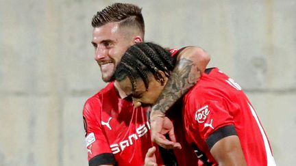 Le Rennais Baptiste Santamaria (à gauche) congratule son coéquipier Lorenz Assignon, lors de la victoire en Ligue Europa, à Larnaca (Chypre), le 8 septembre 2022. (AFP)