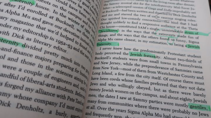 Version originale du livre de Philip Roth, "Les Faits", sur laquelle a travaillé la traductrice Josée Kamoun (Laurence Houot / FRANCEINFO Culture)