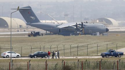 Un avion turc de transport militaire sur la base d'Adana (Turquie), o&ugrave; sont pr&eacute;sents des soldats am&eacute;ricains, le 27 juillet 2015. (MURAD SEZER / REUTERS)