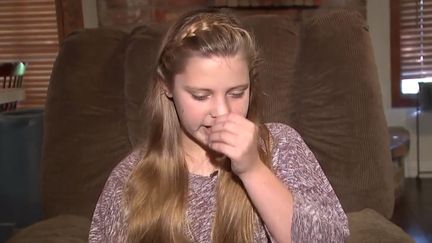 Katelyn Thornley, une Am&eacute;ricaine de 12 ans, &eacute;ternue pendant son interview par la cha&icirc;ne locale Fox 26 Houston, diffus&eacute;e le 5 octobre 2015. (FOX 26 HOUSTON)