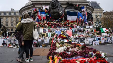 Des gens continuent de se recueillir sur la place de la République à Paris, le 13 décembre 2015, un mois après les attentats.&nbsp; (CHRISTOPHE PETIT TESSON / EPA)