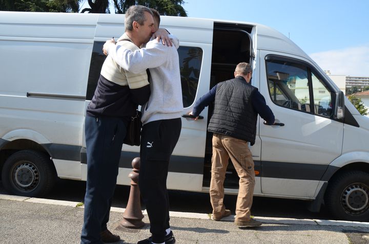 Un chauffeur ukrainien salue un autre volontaire avant de prendre la route, le 1er mars 2022, à Saint-Laurent du Var (Alpes-Maritimes). (YANN THOMPSON / FRANCEINFO)