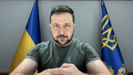 Le président ukrainien,&nbsp;Volodymyr Zelensky, s'adresse à la télévision depuis Kiev, en Ukraine, le 21 septembre 2022. (STR / UKRAINIAN PRESIDENTIAL PRESS-SER / AFP)