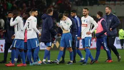 La déception des joueurs de Versailles, éliminés en demi-finale de Coupe de France face à Nice, le 1er mars 2022. (VALERY HACHE / AFP)