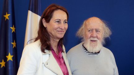 La ministre de l'Ecologie, S&eacute;gol&egrave;ne Royal, et l'astrophysicien Hubert Reeves, le 12 mars 2015 &agrave; Paris lors de la pr&eacute;sentation du projet de loi sur la biodiversit&eacute;. (JACQUES DEMARTHON / AFP)