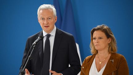 Le ministre de l'Economie Bruno Le Maire et la ministre déléguée en charge des PME, du Commerce, de l'Artisanat et du Tourisme, Olivia Grégoire, le 1er juillet 2023 à Paris. (STEFANO RELLANDINI / AFP)