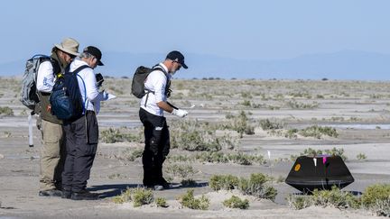 Des chercheurs collectent des données scientifiques, le dimanche 24 septembre 2023, peu de temps après l'atterrissage de la capsule de retour d'échantillons de la mission OSIRIS-REx de la NASA. (KEEGAN BARBER / MAXPPP)