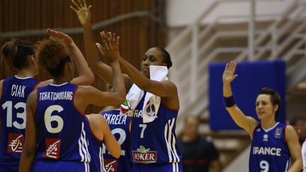 Sandrine Gruda (au centre) peut-elle porter les Bleues jusqu'au titre, le 28 juin prochain?  (SEBASTIAN TATARU / AFP)