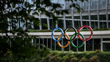 Le logo des anneaux olympiques à l'entrée du siège du Comité international olympique à Lausanne. (FABRICE COFFRINI / AFP)