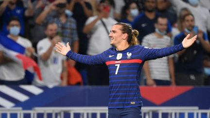 L'attaquant tricolore Antoine Griezmann a inscrit un doublé lourd de sens face à la Finlande (2-0), mardi 7 septembre 2021. (FRANCK FIFE / AFP)