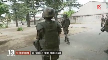 L’armée propose un stage pour former les militaires à réagir face à une attaque terroriste. (FRANCE 2)