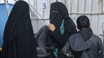 Deux femmes, présentées comme des épouses de combattants de l'Etat islamique, dans le camp de al-Hol dans le nord-est de la Syrie, le 7 février 2019. (FADEL SENNA / AFP)