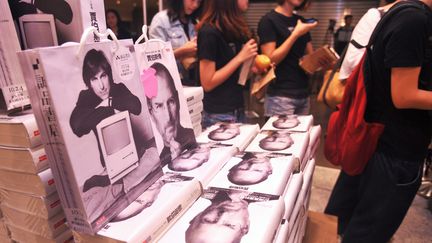 A Ta&iuml;wan, des clients font la queue pour acqu&eacute;rir la biographie officielle de Steve Jobs, parue le 24 octobre.&nbsp; (AFP)