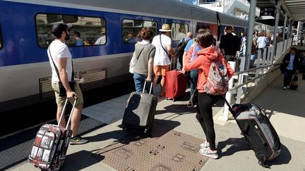 Les voyageurs affluent en gare malgré la chaleur et les recommandations de la SNCF.&nbsp; (MARC OLLIVIER / MAXPPP)