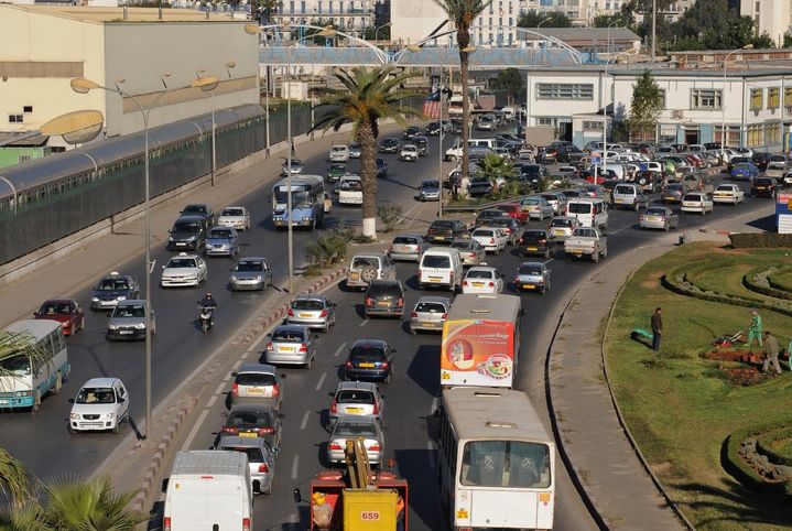 L'automobile reste un moyen de transport essentiel en Algérie. Alger, la capitale, est chaque jour le théâtre d'embouteillages gigantesques. (FAYEZ NURELDINE / AFP)