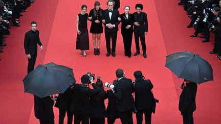 C'est sous la pluie que le jury de la section Un certain regard a foulé le tapis rouge. Même si les marches sont à l'abri de la pluie, les photographes, eux, ont dû se protéger pour immortaliser Paula Beer, Alice Winocour, John C. Reilly, Emilie Dequenne et Davy Chou. (ANTONIN THUILLIER / AFP)