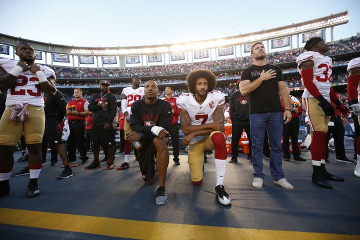 Eric Reid (à gauche) et&nbsp;Colin Kaepernick (à droite) s'agenouillent durant l'hymne américain, avant le début d'un match de football américain à San Diego (Californie), le 1er septembre 2016. (MICHAEL ZAGARIS / GETTY IMAGES NORTH AMERICA)