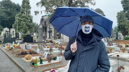 Stefano Fusco devant les tombes du cimetière de Bergame (Italie), en décembre 2020. (Bruce de Galzain)