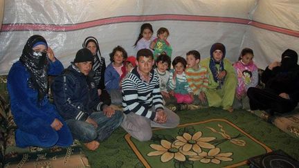 Le 5 mars 2012, une famille syrienne à al-Qaa, dans la vallée libanaise de la Bekaa, à la frontière avec la Syrie.

Près de 7 000 syriens seraient enregistrés comme réfugiés au Liban. (AFP PHOTO / STR)