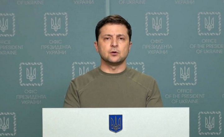 Le président ukrainien Volodymyr Zelensky s'adresse à la nation depuis Kiev, le 24 février 2022. (UKRAINE PRESIDENCY / AFP)