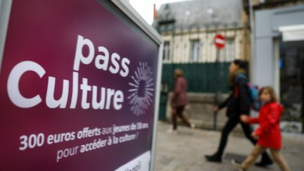 Un panneau promotionnel pour le pass culture à Poitiers, en 2021. (MATHIEU HERDUIN / MAXPPP)