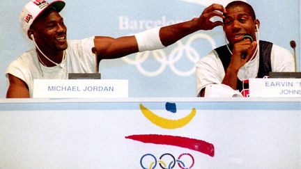 Michael Jordan et Magic Johnson lors d'une conférence de presse aux Jeux olympiques de Barcelone, le 25 juillet 1992. (KARL MATHIS / AFP)