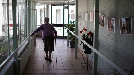 Une résidente d'un Ehpad à Haute-Goulaine (Loire-Atlantique), le 30 mars 2021.&nbsp; (LOIC VENANCE / AFP)