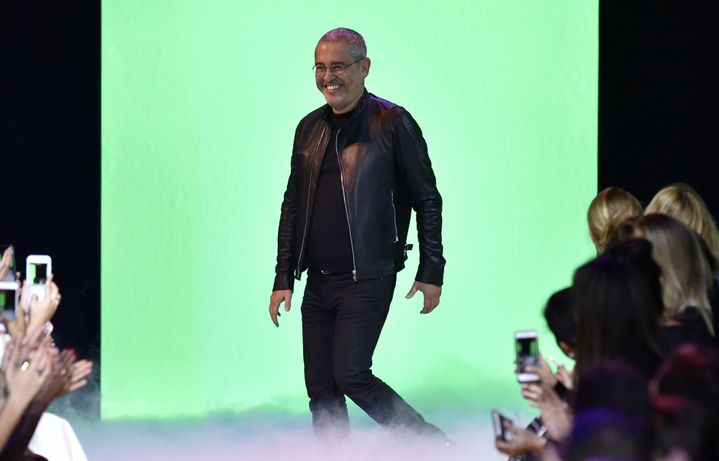 Le couturier Elie Saab au final de son défilé pe 2017, à Paris
 (ALAIN JOCARD / AFP)