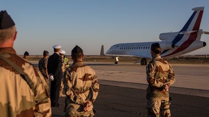 Soldiers from Operation Chammal prepare to welcome President François Hollande at the planned Levant air base, Jordan, April 19, 2016. (GEAI LAURENCE / SIPA)