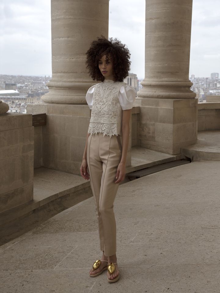 La mannequin Zuleica Eliana porte un gilet en guipure sur un pantalon en ziberline beige de la collection couture printemps-été 2022 de Christophe Josse au Panthéon à Paris, janvier 2022 (Cécile Bortoletti)