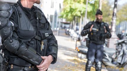 Les gendarmes mobiles en faction. (NICOLAS KOVARIK / MAXPPP)