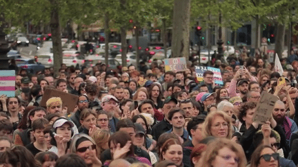 Transidentité : à Paris, les militants se mobilisent face à une offensive transphobe (franceinfo)