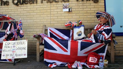 Un fan du futur Royal Baby devant la maternit&eacute; o&ugrave; Kate Middleton doit accoucher, &agrave; Londres, le 19 juillet 2013. ( MAXPPP)