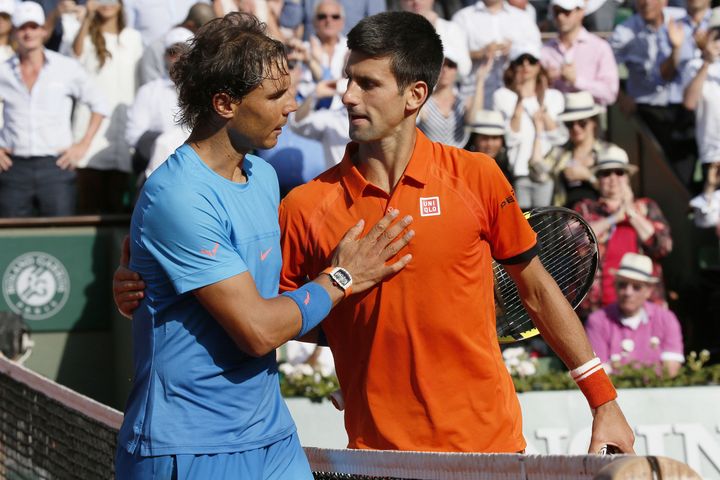 Rafael Nadal et Novak Djokovic après le quart de finale de Roland-Garros 2015. (PATRICK KOVARIK / AFP)