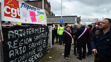 Des élus présents à la manifestation contre la fermeture de l'usine, à Bessé-sur-Braye, le 28 février 2019. (JEAN-FRANCOIS MONIER / AFP)