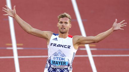 Kevin Mayer après avoir remporté le titre de champion du monde de décathlon, le 24 juillet à Eugene (Etats-Unis). (CARMEN MANDATO / GETTY IMAGES / AFP)