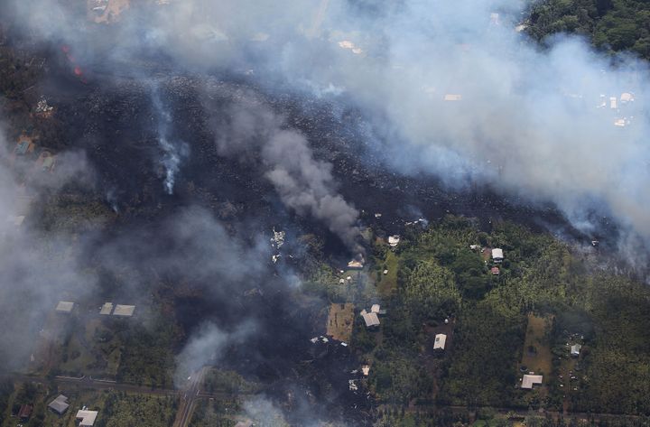 Des coulées de lave ont détruit des arbres et plusieurs habitations à Leilani Estates, sur l'île d'Hawaï (Etats-Unis), le 6 mai 2018.&nbsp; (MARIO TAMA / GETTY IMAGES NORTH AMERICA / AFP)