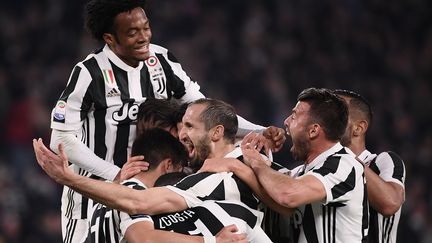 Les joueurs de la Juventus qui fêtent leur victoire contre l'AC Milan. (MARCO BERTORELLO / AFP)