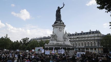 La foule rassemblée Place de la République mardi 9 juin à Paris en hommage à la mort de George Floyd et contre les violences policières. (FRANCOIS MORI /AP / SIPA)