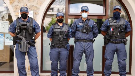 Des policiers devant le commissariat de Viry-Châtillon (Essonne), le 29 avril 2021. (LUDOVIC MARIN / AFP)