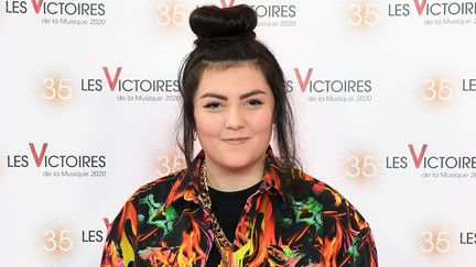 La chanteuse Hoshi pose sur le tapis rouge des 35e Victoires de la musique, le 14 février 2020. (ALAIN JOCARD / AFP)