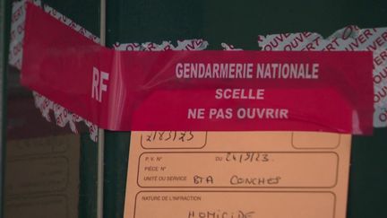 Lisa, 3 ans, a été retrouvée inanimée et couverte de bleus dans la nuit du 23 au 24 septembre, à Conches-en-Ouche, dans l'Eure. Le décès de la fillette, constaté quelques heures plus tard, pose la question du signalement. Certains habitants avaient entendu des scènes de violence à plusieurs reprises. (FRANCEINFO)