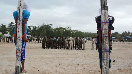 Deux Somaliens condamnés à mort attendent d'être fusillés sur un peloton d'exécution à Mogadiscio, le15 juillet 2014. (Photo AFP/Mohamed Abdiwahab)