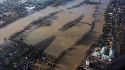 Vue aérienne des inondations de la Seine entre Epone et Moisson (Yvelines), le 26 janvier 2018. (FRANCOIS  BOIZOT / CROWDSPARK / AFP)