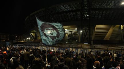 Des supporters se sont rassemblés autour du stade San Paolo de Naples&nbsp;pour rendre hommage à Diego Maradona, quelques heures après son décès, le 25 novembre 2020. (CARLO HERMANN / AFP)