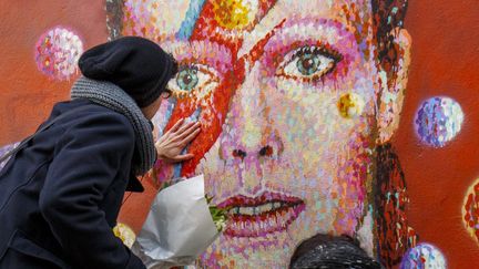 Fan de Bowie devant son portarit à Brixton
 (Tolga Akmen / ANADOLU AGENCY)